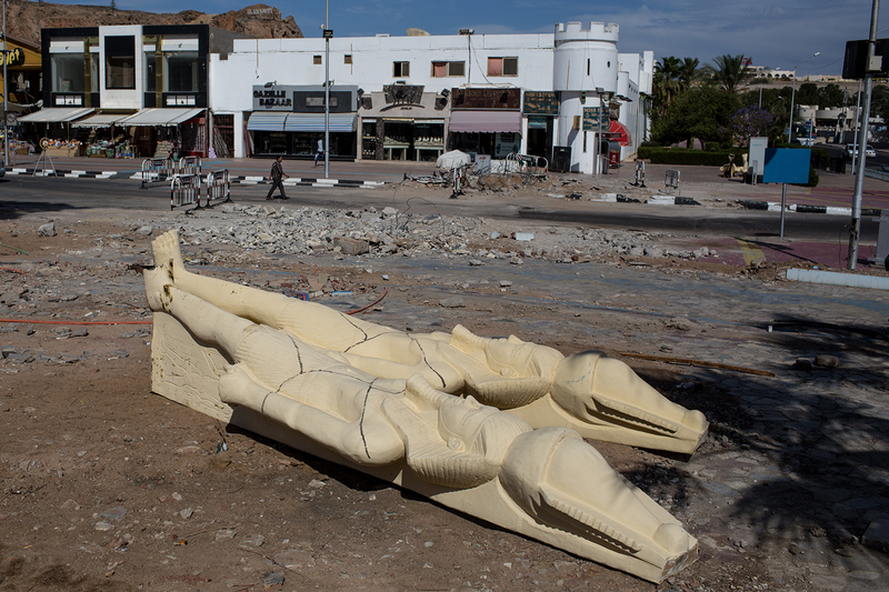 Replica Egyptian statues in poor condition at a construction site (Photo: Chris McGrath/Getty Images)